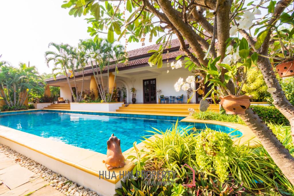 Luxury 5 Bedroom Bali Style Villa - Close to town