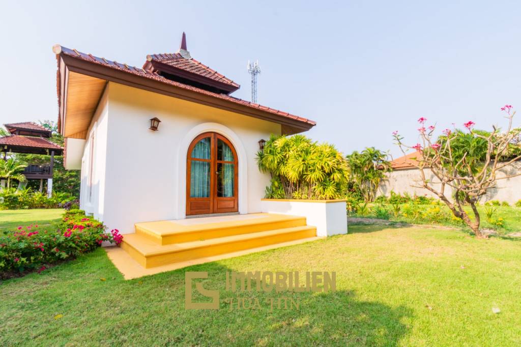 Luxury 5 Bedroom Bali Style Villa - Close to town