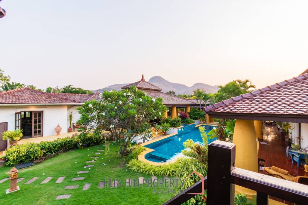 Luxury 5 Bedroom Bali Style Villa - Close to town