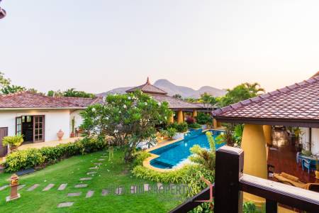 Luxury 5 Bedroom Bali Style Villa - Close to town