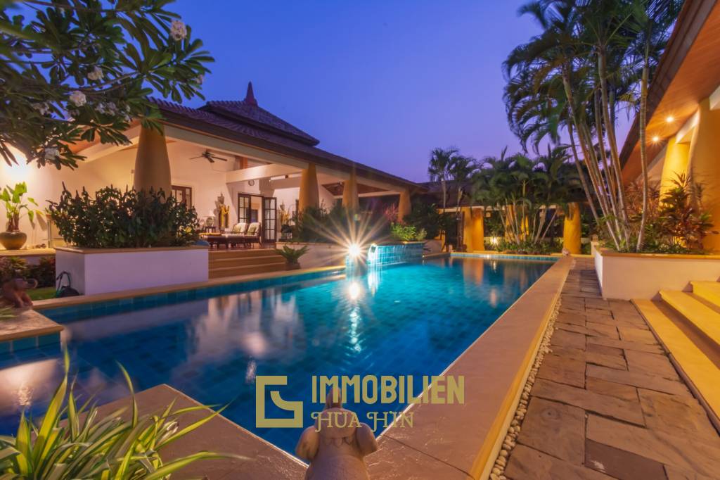 Hochwertige 5 Schlafzimmer Villa im Bali Stil in Stadtnähe