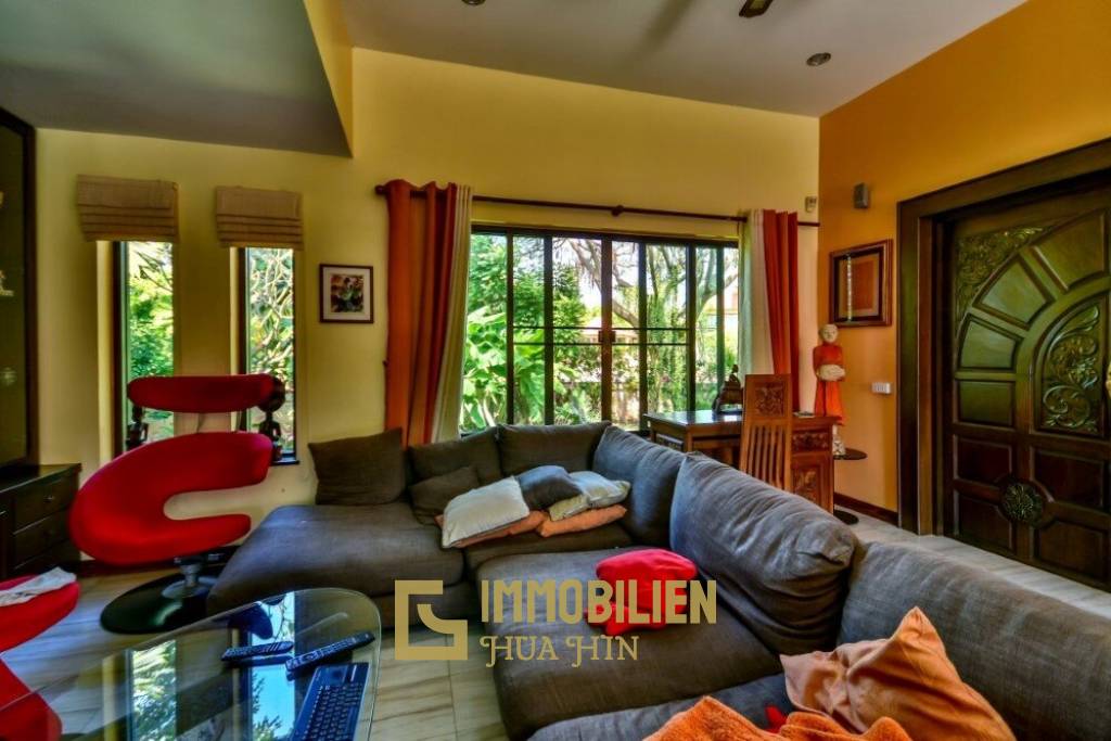 3 Schlafzimmer Bali Pool Villa mit Gästehaus und Dienstmädchenquartier