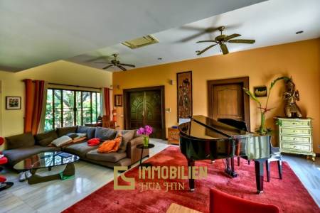 3 Schlafzimmer Bali Pool Villa mit Gästehaus und Dienstmädchenquartier