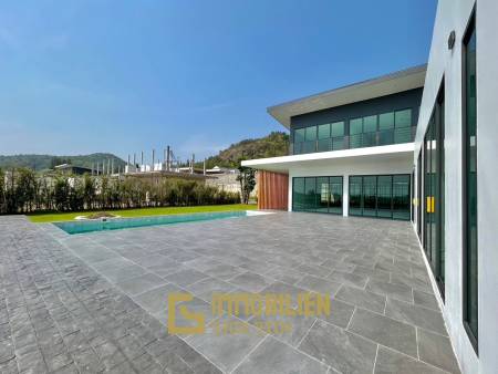 Phu Montra K-Haad : Luxury, Modern and Stylish 5 Bedroom Villa