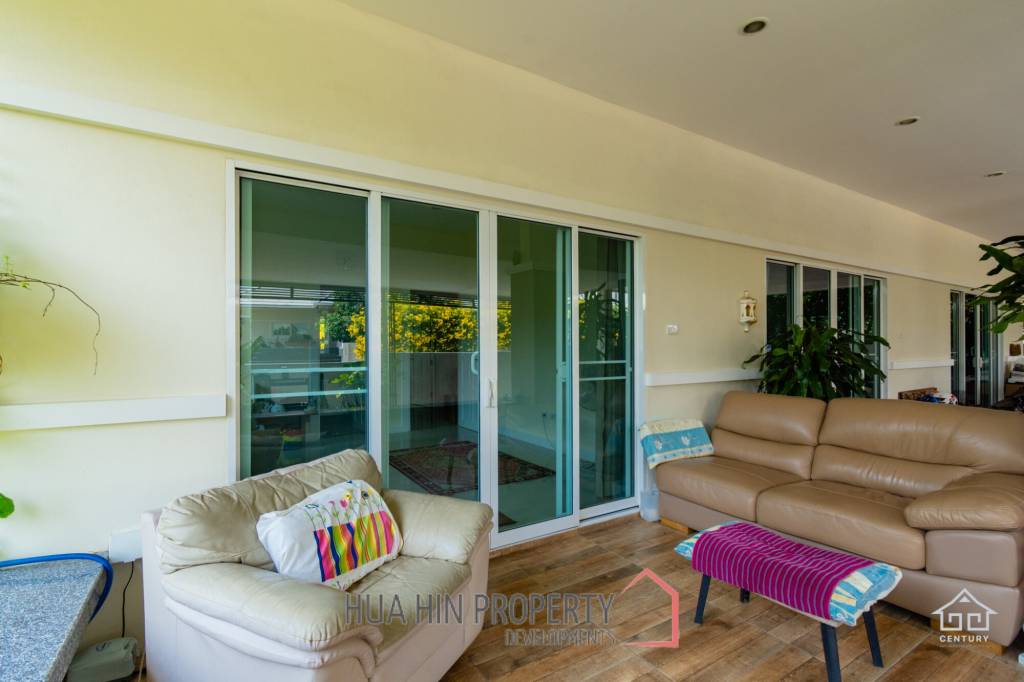 3 bed villa with Superb landscaped garden and extra large covered terrace