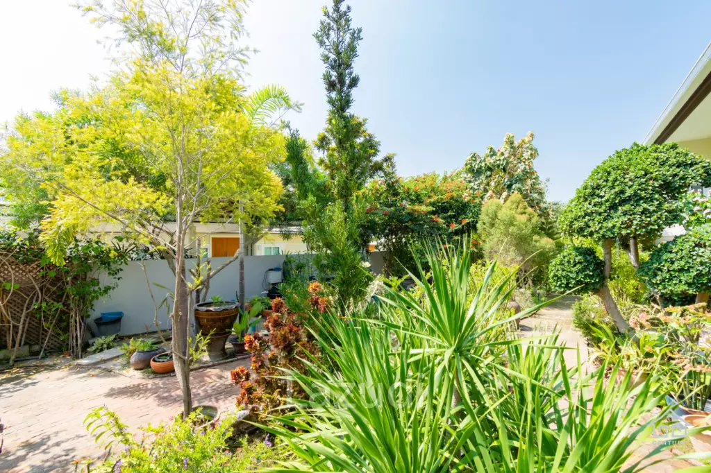 3 bed villa with Superb landscaped garden and extra large covered terrace