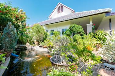 3 bed villa with Superb landscaped garden and extra large covered terrace