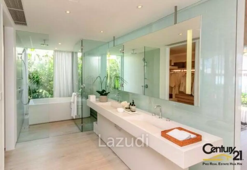 Amazing 4 Bed Lagoon frontage Villa