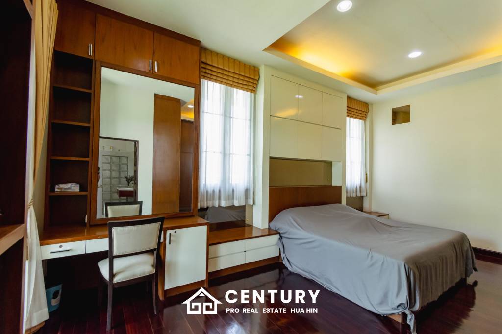 LARGE 6 BED HOUSE FOR SALE ON A 5 RAI PROPERTY WITH A FISHING POND