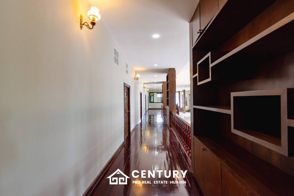 LARGE 6 BED HOUSE FOR SALE ON A 5 RAI PROPERTY WITH A FISHING POND