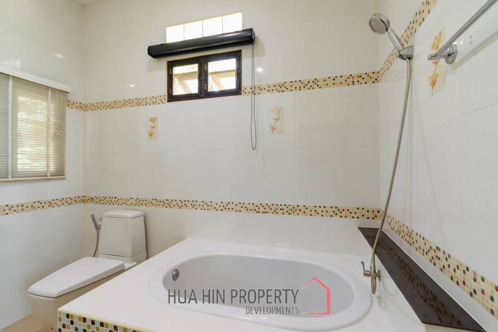 LARGE 6 BED HOUSE FOR SALE ON A 5 RAI PROPERTY WITH A FISHING POND