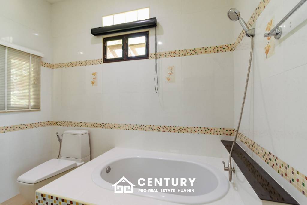 LARGE 6 BED HOUSE FOR SALE ON A 5 RAI PROPERTY WITH A FISHING POND