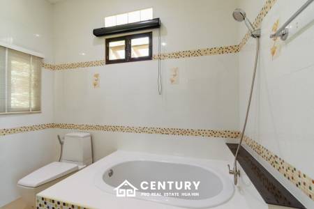 LARGE 6 BED HOUSE FOR SALE ON A 5 RAI PROPERTY WITH A FISHING POND