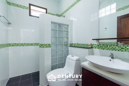 LARGE 6 BED HOUSE FOR SALE ON A 5 RAI PROPERTY WITH A FISHING POND