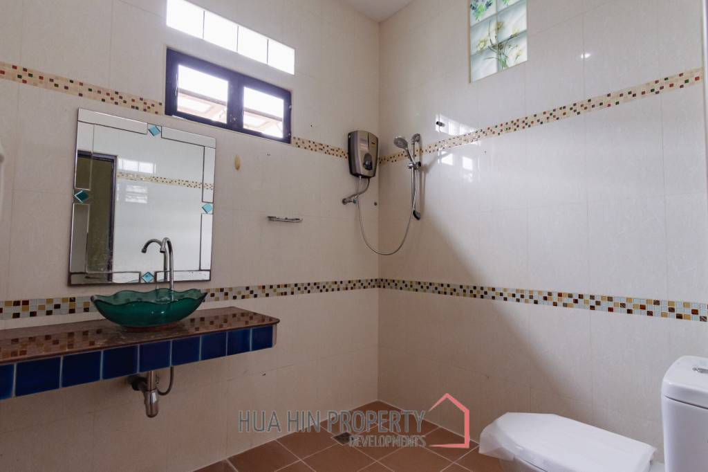 LARGE 6 BED HOUSE FOR SALE ON A 5 RAI PROPERTY WITH A FISHING POND