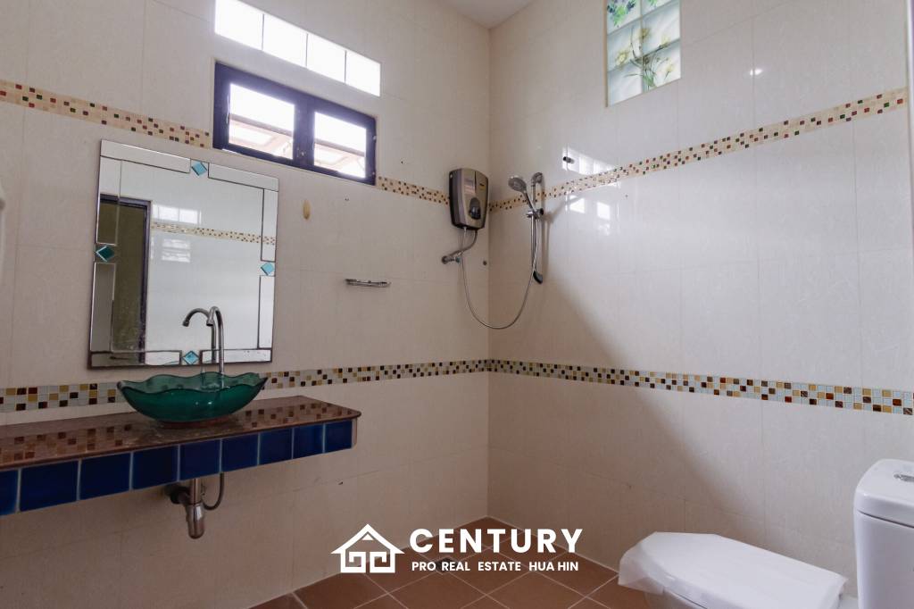 LARGE 6 BED HOUSE FOR SALE ON A 5 RAI PROPERTY WITH A FISHING POND