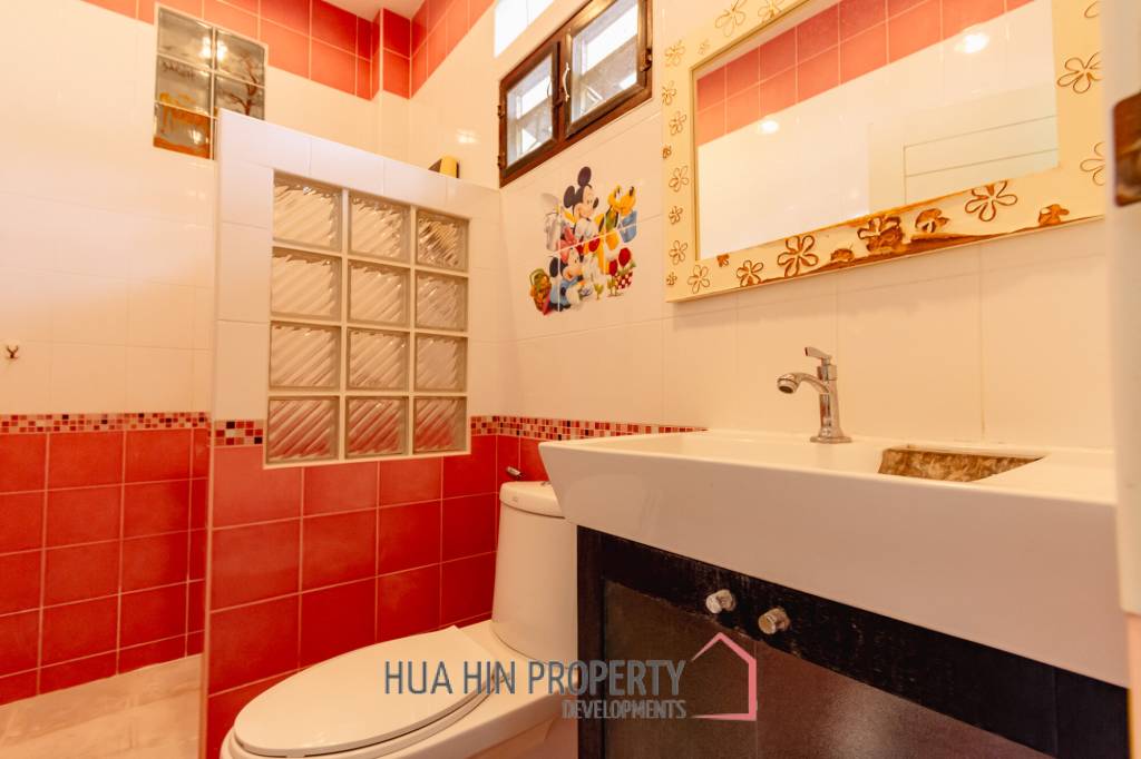 LARGE 6 BED HOUSE FOR SALE ON A 5 RAI PROPERTY WITH A FISHING POND