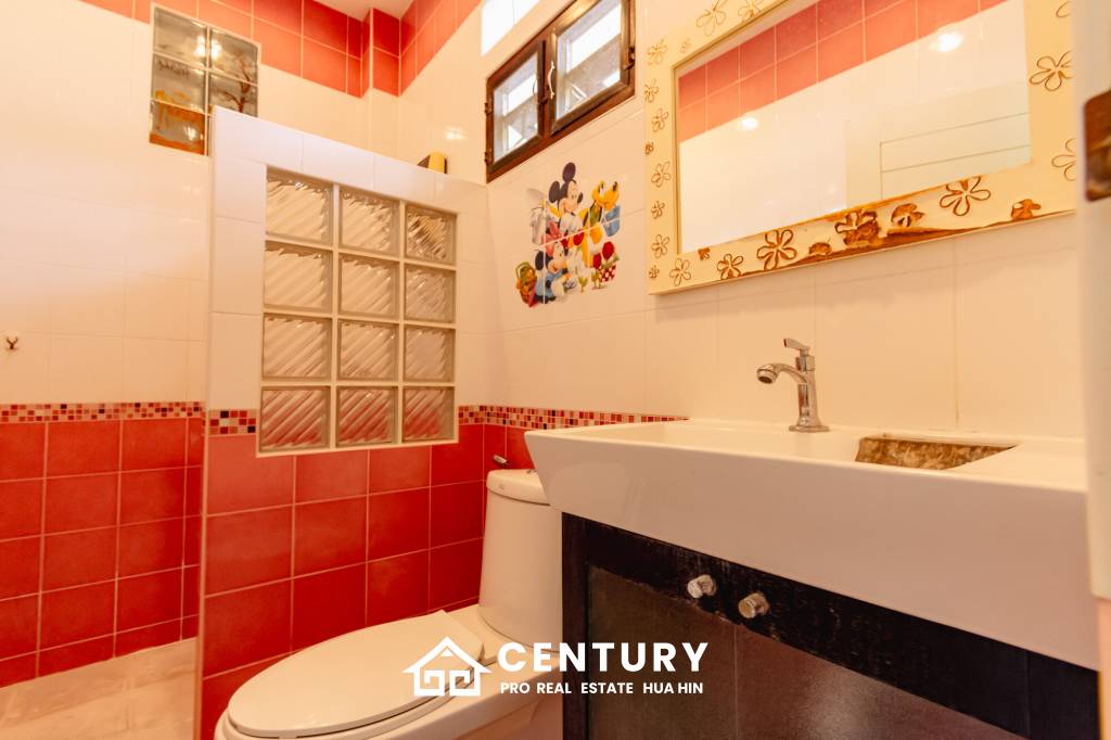 LARGE 6 BED HOUSE FOR SALE ON A 5 RAI PROPERTY WITH A FISHING POND