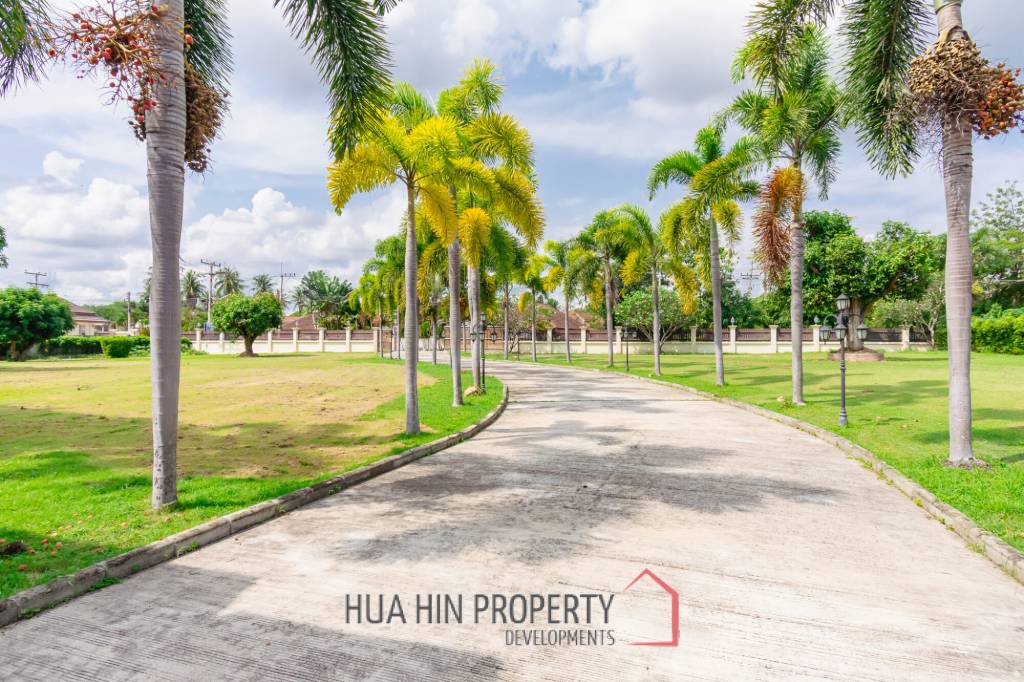 LARGE 6 BED HOUSE FOR SALE ON A 5 RAI PROPERTY WITH A FISHING POND