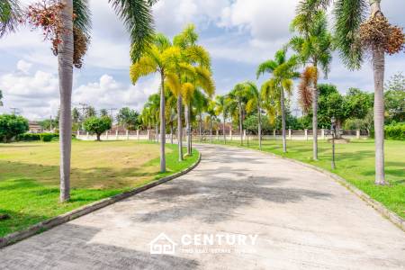 LARGE 6 BED HOUSE FOR SALE ON A 5 RAI PROPERTY WITH A FISHING POND