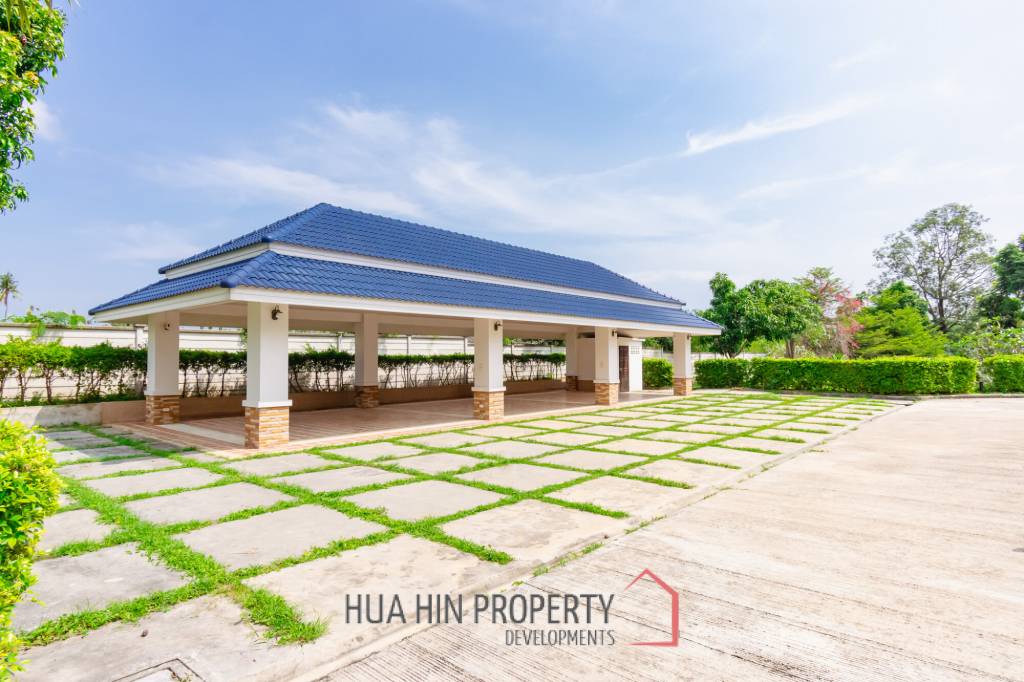 LARGE 6 BED HOUSE FOR SALE ON A 5 RAI PROPERTY WITH A FISHING POND