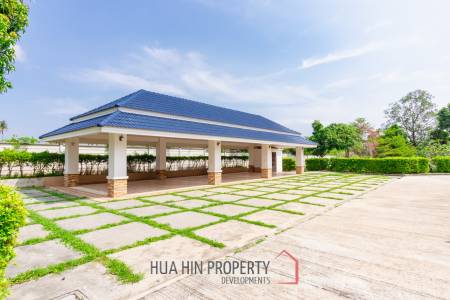 LARGE 6 BED HOUSE FOR SALE ON A 5 RAI PROPERTY WITH A FISHING POND