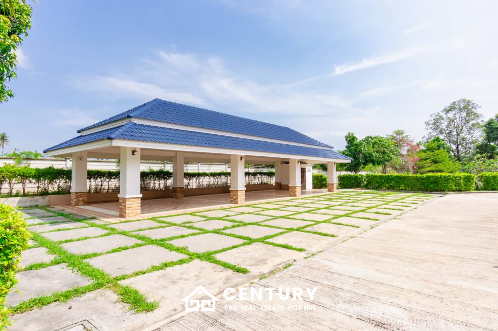 LARGE 6 BED HOUSE FOR SALE ON A 5 RAI PROPERTY WITH A FISHING POND