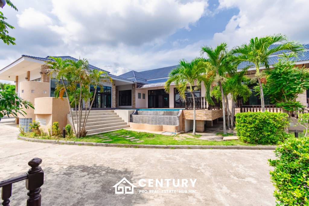 LARGE 6 BED HOUSE FOR SALE ON A 5 RAI PROPERTY WITH A FISHING POND