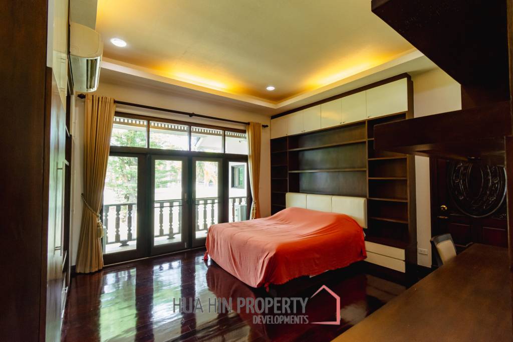 LARGE 6 BED HOUSE FOR SALE ON A 5 RAI PROPERTY WITH A FISHING POND