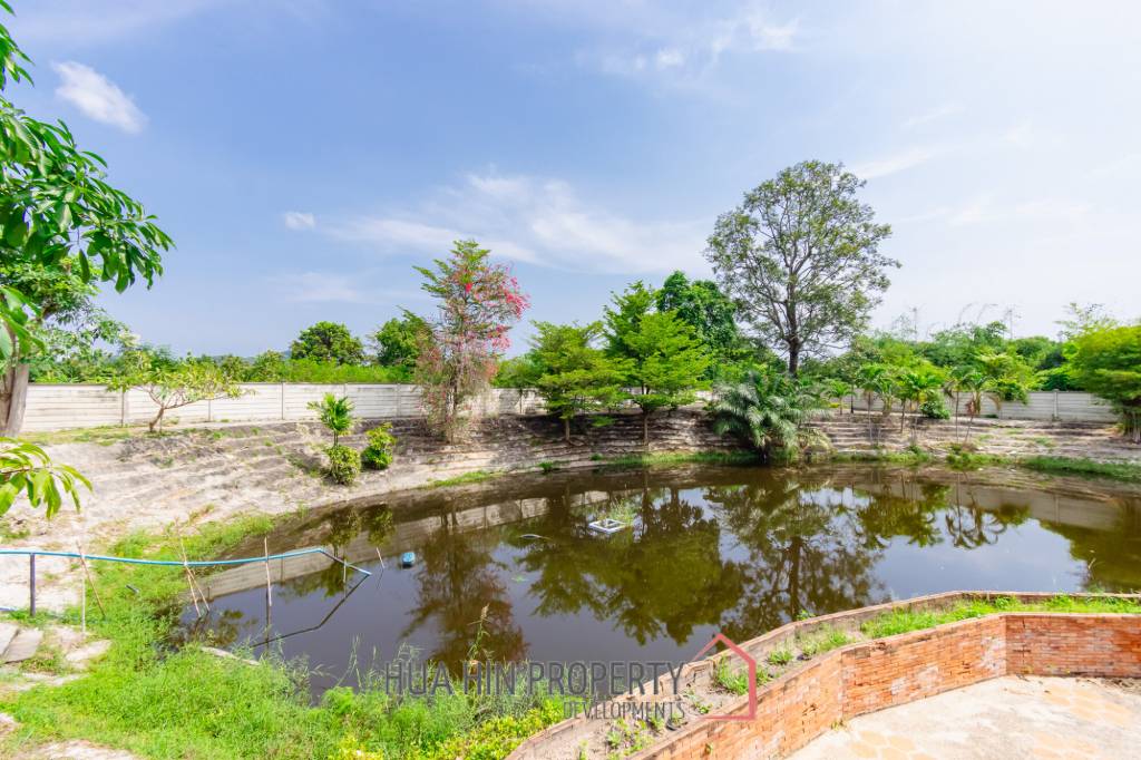 LARGE 6 BED HOUSE FOR SALE ON A 5 RAI PROPERTY WITH A FISHING POND