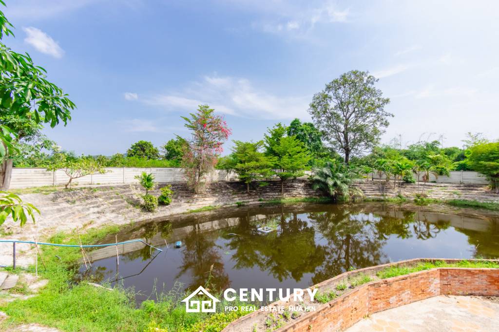 LARGE 6 BED HOUSE FOR SALE ON A 5 RAI PROPERTY WITH A FISHING POND