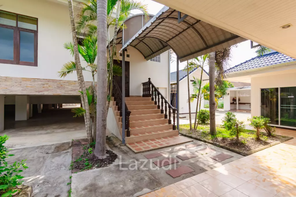 LARGE 6 BED HOUSE FOR SALE ON A 5 RAI PROPERTY WITH A FISHING POND