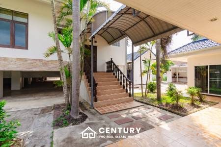 LARGE 6 BED HOUSE FOR SALE ON A 5 RAI PROPERTY WITH A FISHING POND