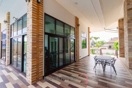 LARGE 6 BED HOUSE FOR SALE ON A 5 RAI PROPERTY WITH A FISHING POND