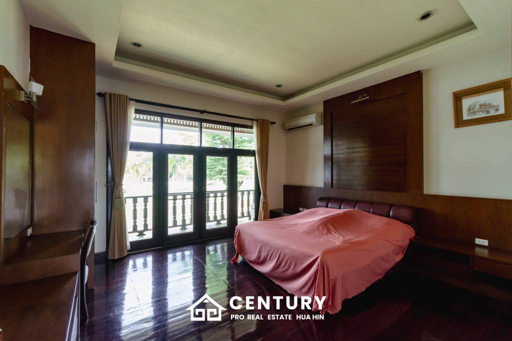 LARGE 6 BED HOUSE FOR SALE ON A 5 RAI PROPERTY WITH A FISHING POND