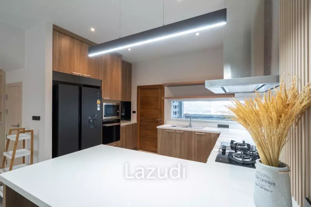 3 Bedrooms 4 Bathrooms 360 Sqm. Central Park Hill side 