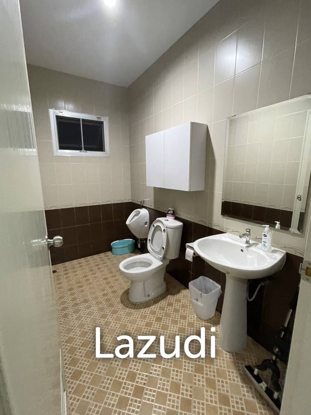 บ้านเดี่ยวให้เช่า 4 ห้องนอนในโครงการที่ริมกก