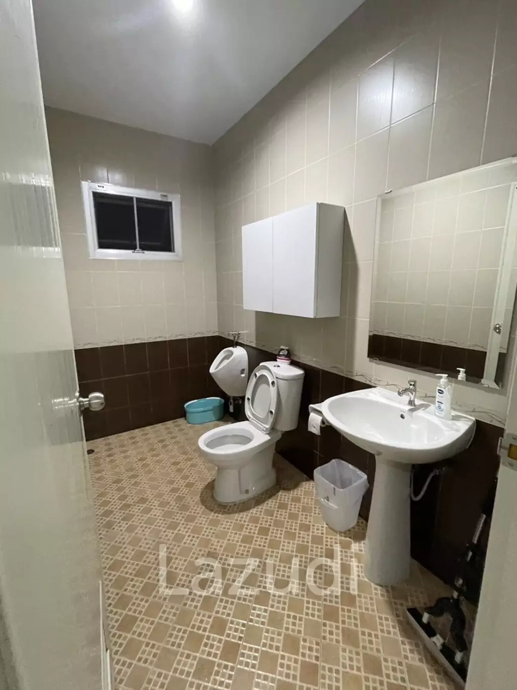บ้านเดี่ยวให้เช่า 4 ห้องนอนในโครงการที่ริมกก