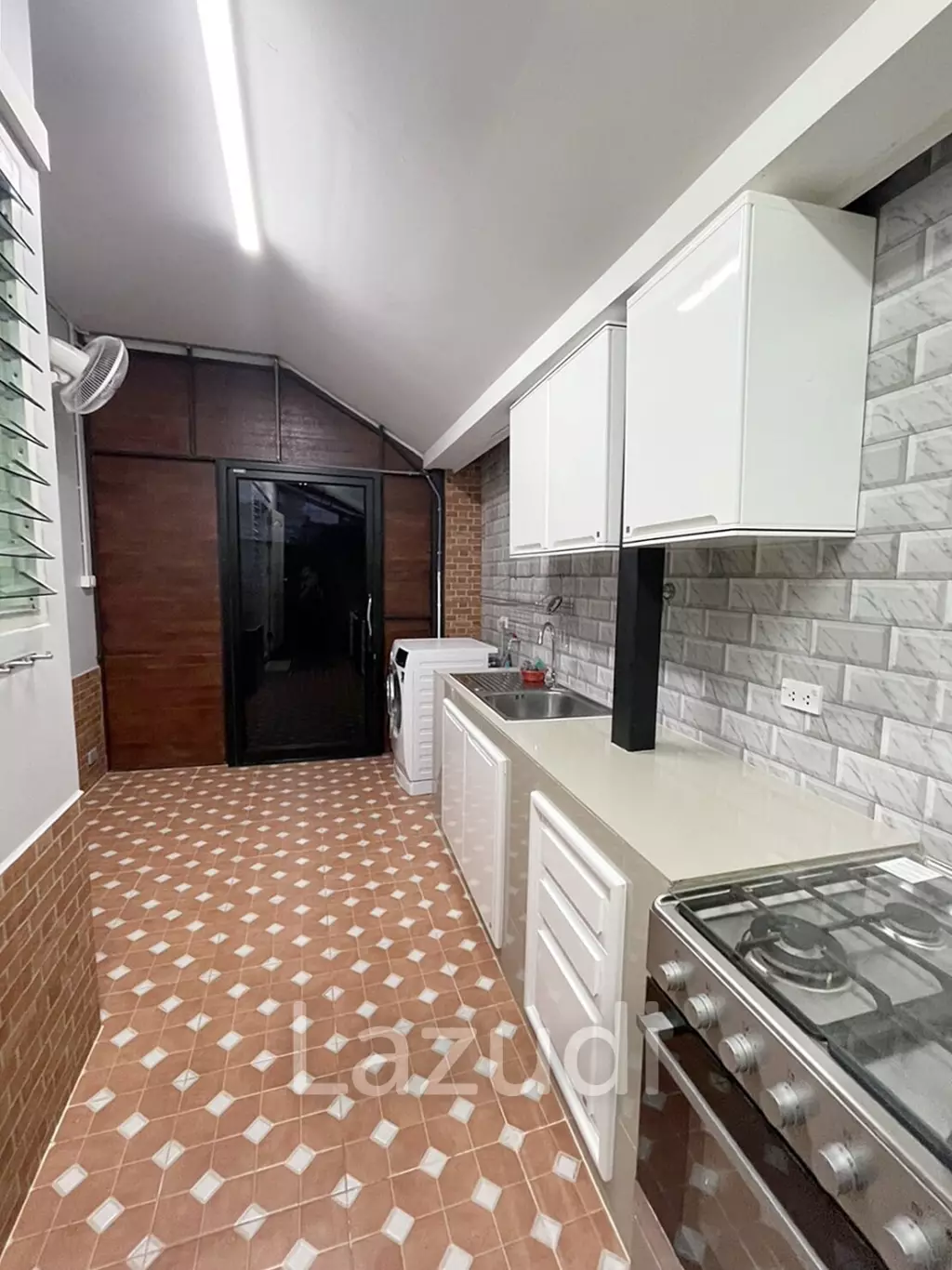บ้านเดี่ยวให้เช่า 4 ห้องนอนในโครงการที่ริมกก