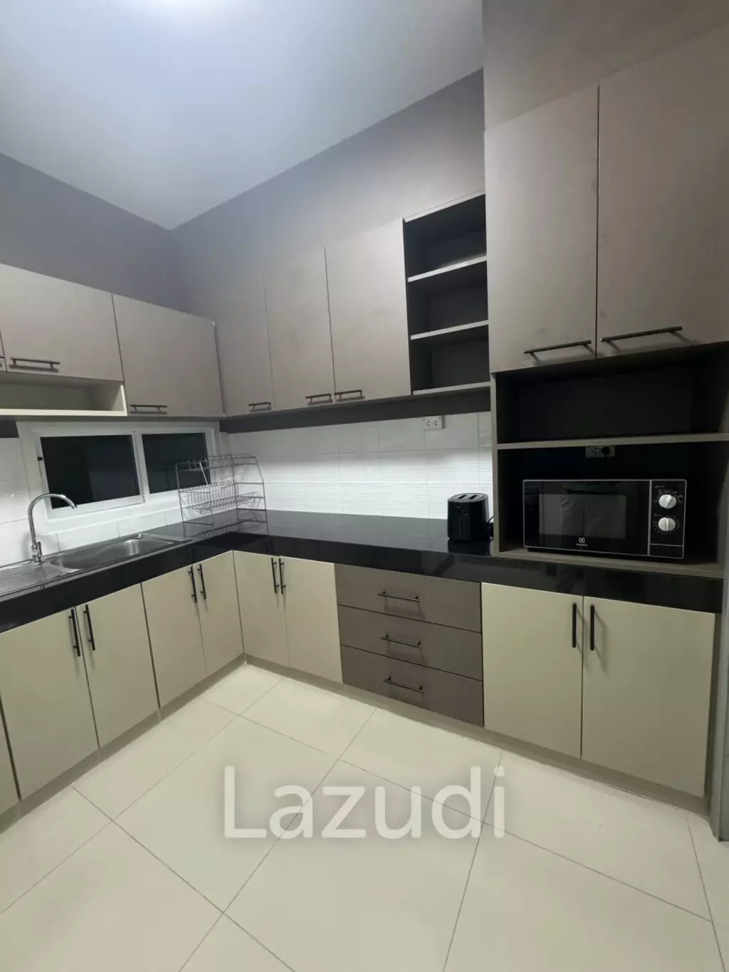 บ้านเดี่ยวให้เช่า 4 ห้องนอนในโครงการที่ริมกก
