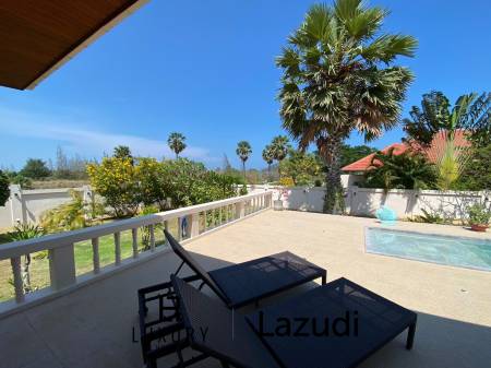 Sehr geräumige Thai-Bali Stil Pool Villa auf einem großen Grundstück in der Nähe des Khao Kalok Strandes