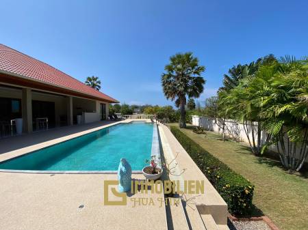 Sehr geräumige Thai-Bali Stil Pool Villa auf einem großen Grundstück in der Nähe des Khao Kalok Strandes