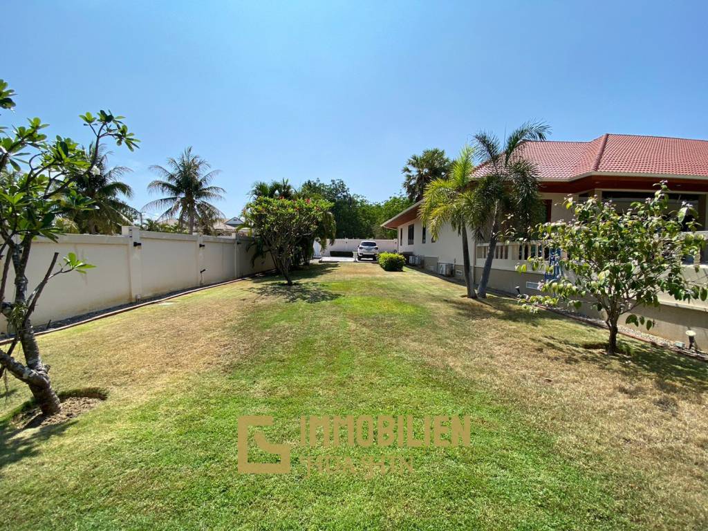 Sehr geräumige Thai-Bali Stil Pool Villa auf einem großen Grundstück in der Nähe des Khao Kalok Strandes