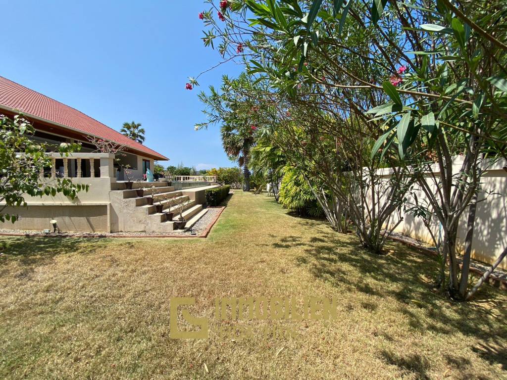 Sehr geräumige Thai-Bali Stil Pool Villa auf einem großen Grundstück in der Nähe des Khao Kalok Strandes