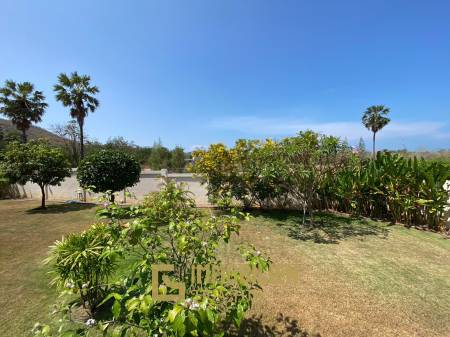 Sehr geräumige Thai-Bali Stil Pool Villa auf einem großen Grundstück in der Nähe des Khao Kalok Strandes