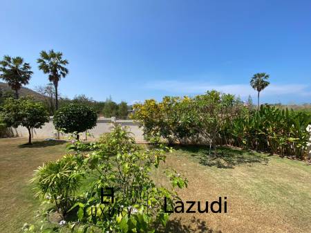 Sehr geräumige Thai-Bali Stil Pool Villa auf einem großen Grundstück in der Nähe des Khao Kalok Strandes