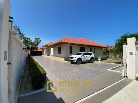 Sehr geräumige Thai-Bali Stil Pool Villa auf einem großen Grundstück in der Nähe des Khao Kalok Strandes