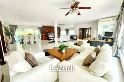 4 Bedrooms 800 Sqm. Private Pool villa at Soi Sukhumvit89