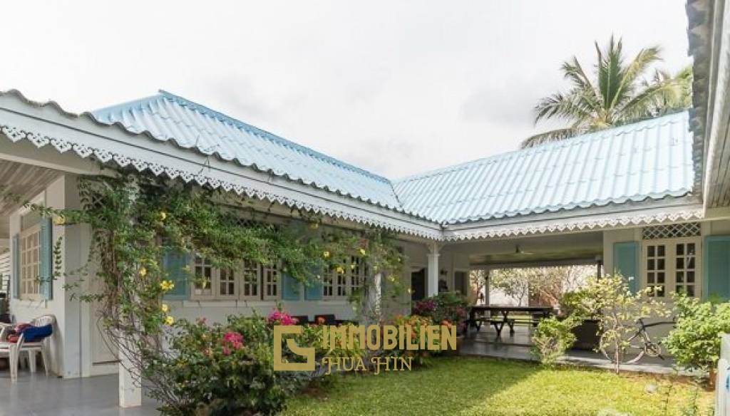 Fantastic Absolute Beachfront 5 bed Villa in Pak Nam Pran