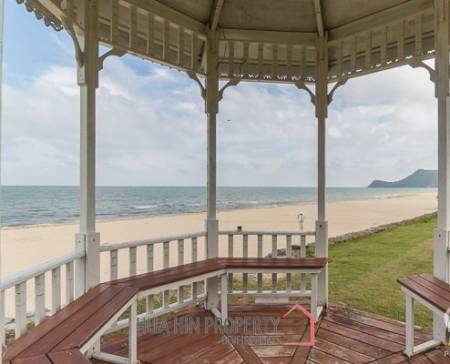 Fantastic Absolute Beachfront 5 bed Villa in Pak Nam Pran